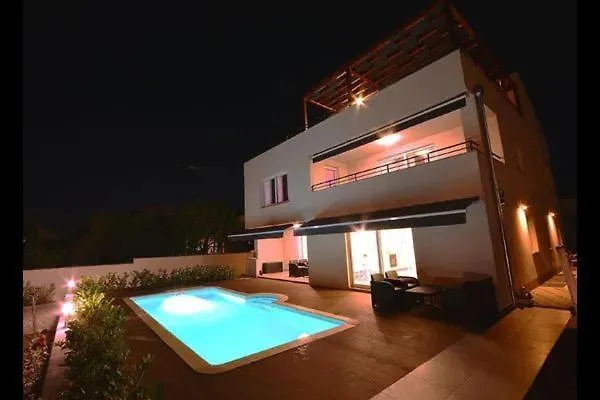 Apartment Komfortable Wohnung Mit Whirlpool Und Garten Turanj