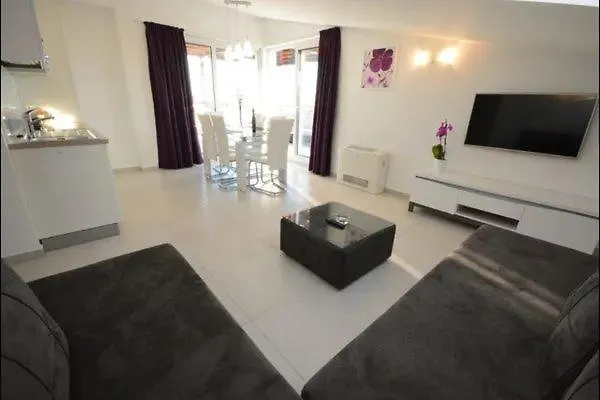 Komfortable Wohnung Mit Whirlpool Und Garten Turanj Apartment