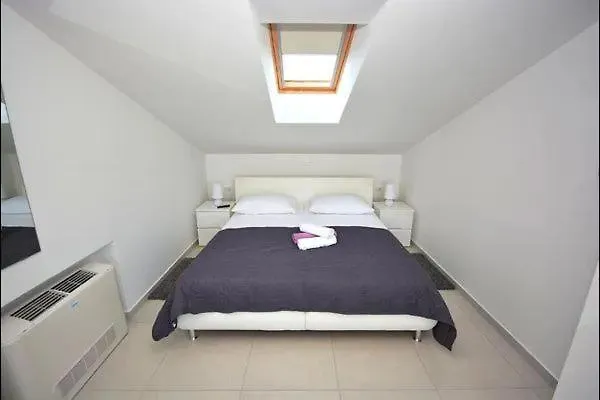 Komfortable Wohnung Mit Whirlpool Und Garten Turanj Croatia