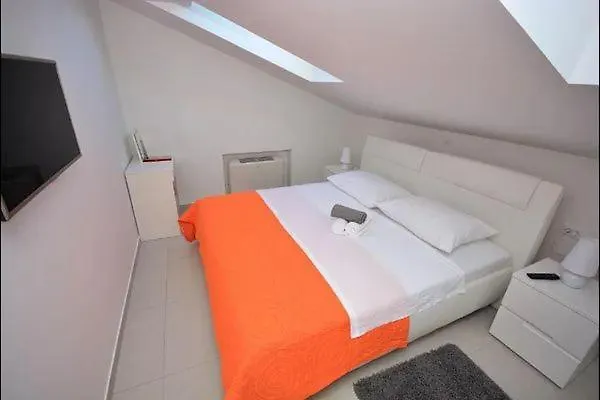 Komfortable Wohnung Mit Whirlpool Und Garten Turanj Croatia