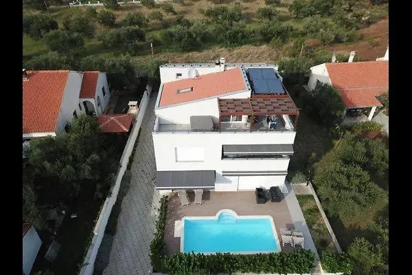 Komfortable Wohnung Mit Whirlpool Und Garten Turanj Apartment