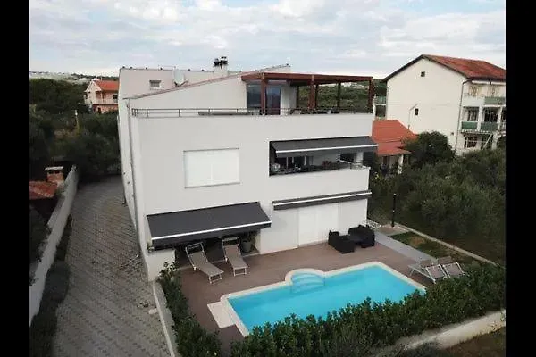 Apartment Komfortable Wohnung Mit Whirlpool Und Garten Turanj Croatia