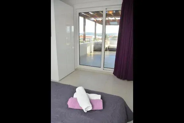 Komfortable Wohnung Mit Whirlpool Und Garten Turanj