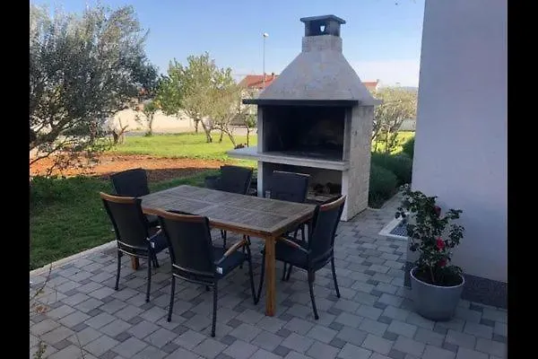 Komfortable Wohnung Mit Whirlpool Und Garten Turanj