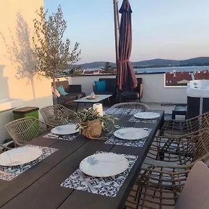 Penthouse Aurelia, Rooftop Terrace & Jacuzzi Apartament