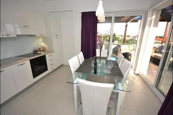 Apartment Komfortable Wohnung Mit Whirlpool Und Garten Turanj